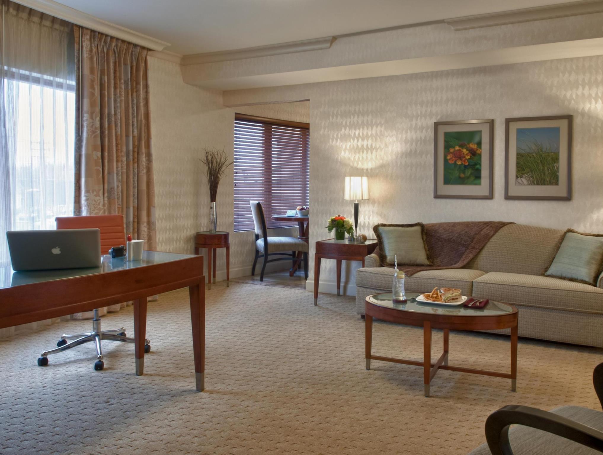ווסטבורי Viana Hotel And Spa, Trademark Collection By Wyndham מראה חיצוני תמונה