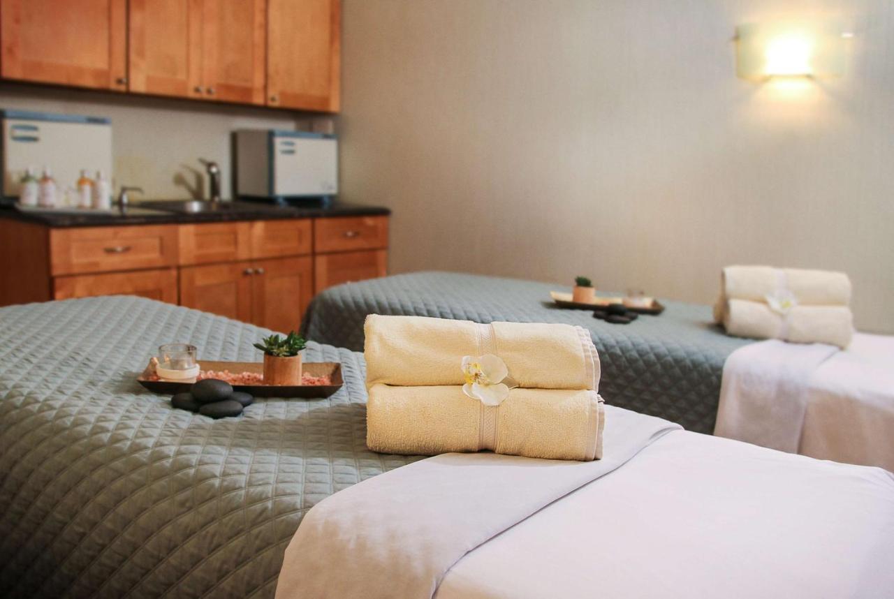 ווסטבורי Viana Hotel And Spa, Trademark Collection By Wyndham מראה חיצוני תמונה