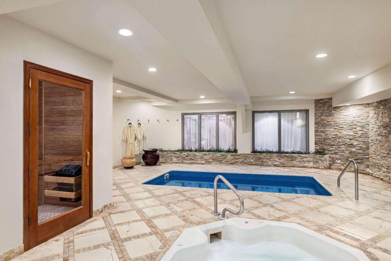 ווסטבורי Viana Hotel And Spa, Trademark Collection By Wyndham מראה חיצוני תמונה
