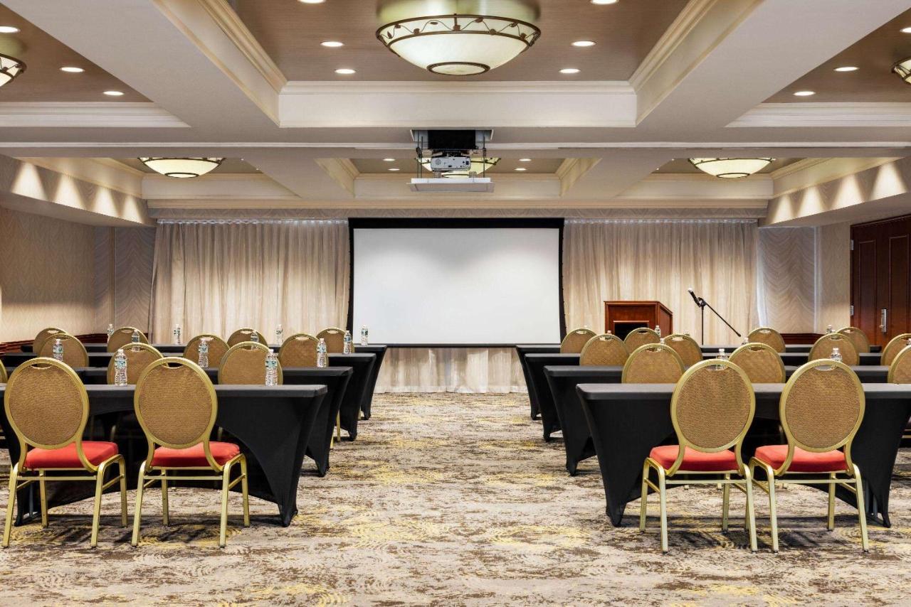 ווסטבורי Viana Hotel And Spa, Trademark Collection By Wyndham מראה חיצוני תמונה