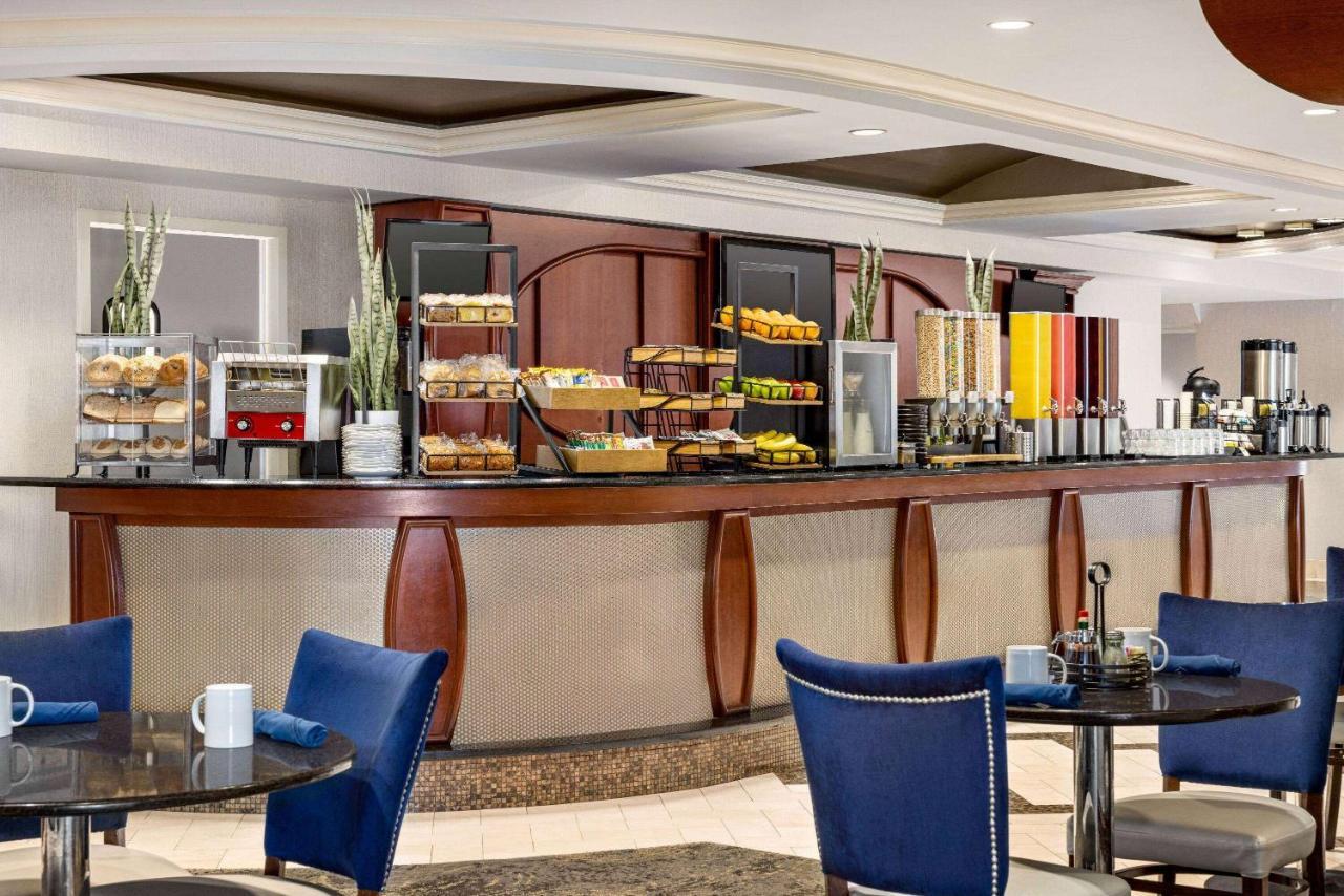 ווסטבורי Viana Hotel And Spa, Trademark Collection By Wyndham מראה חיצוני תמונה