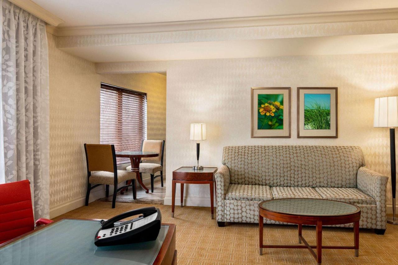 ווסטבורי Viana Hotel And Spa, Trademark Collection By Wyndham מראה חיצוני תמונה