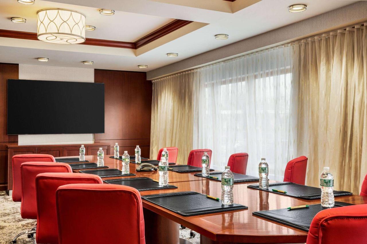 ווסטבורי Viana Hotel And Spa, Trademark Collection By Wyndham מראה חיצוני תמונה