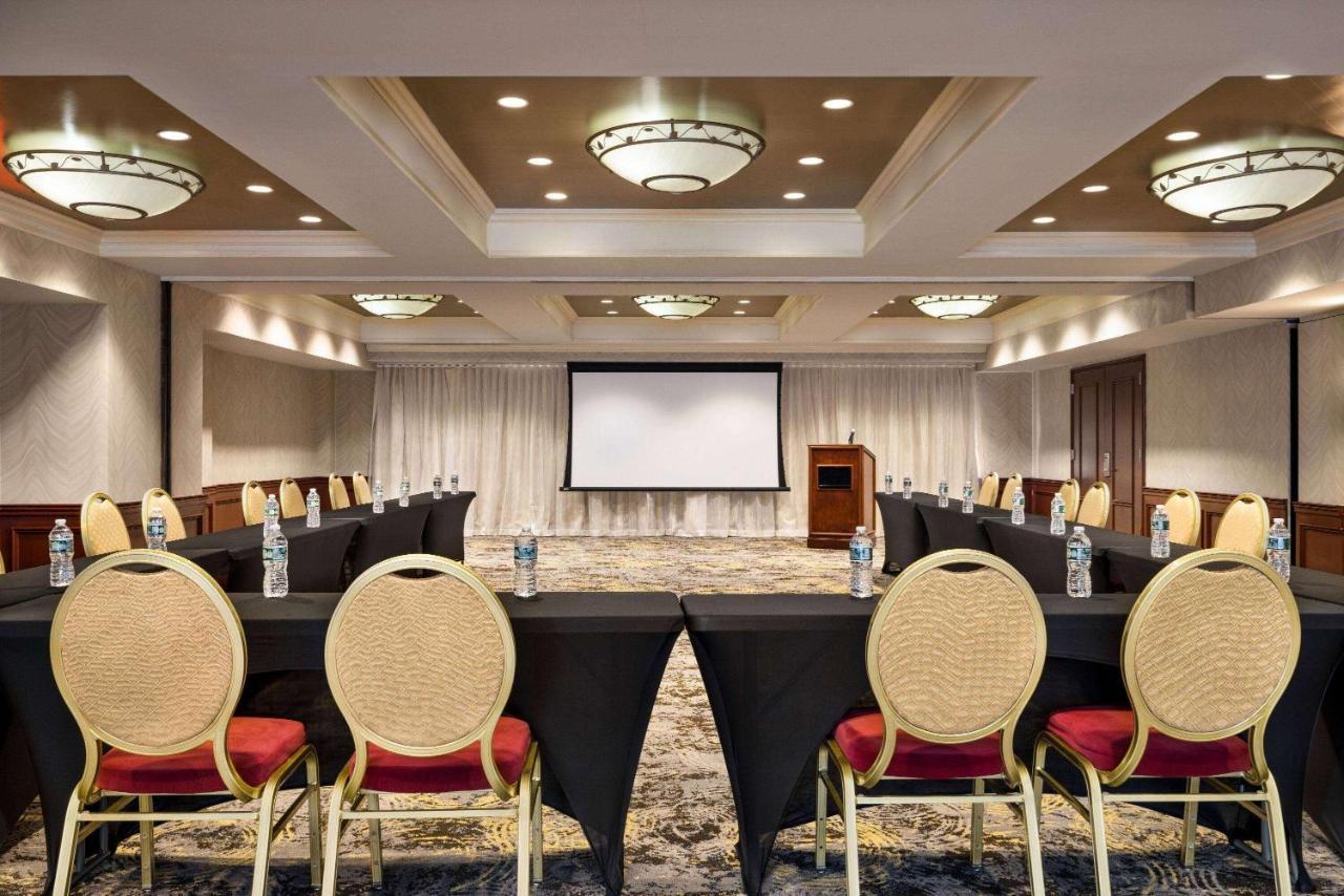 ווסטבורי Viana Hotel And Spa, Trademark Collection By Wyndham מראה חיצוני תמונה