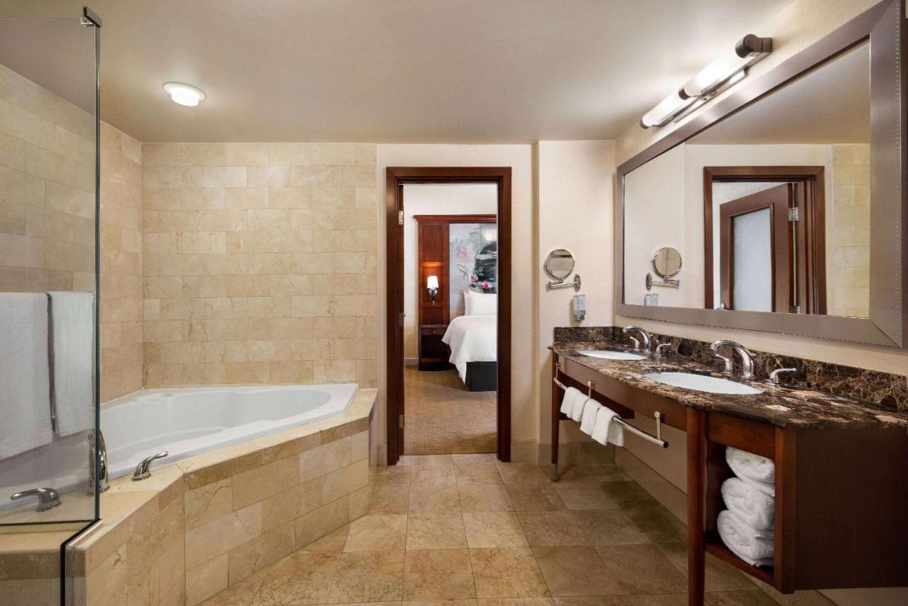 ווסטבורי Viana Hotel And Spa, Trademark Collection By Wyndham מראה חיצוני תמונה