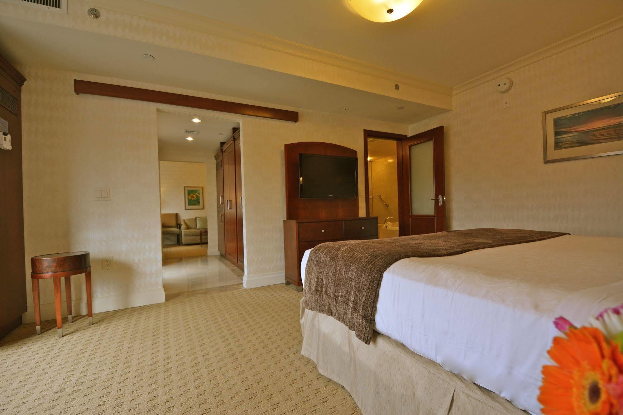ווסטבורי Viana Hotel And Spa, Trademark Collection By Wyndham מראה חיצוני תמונה